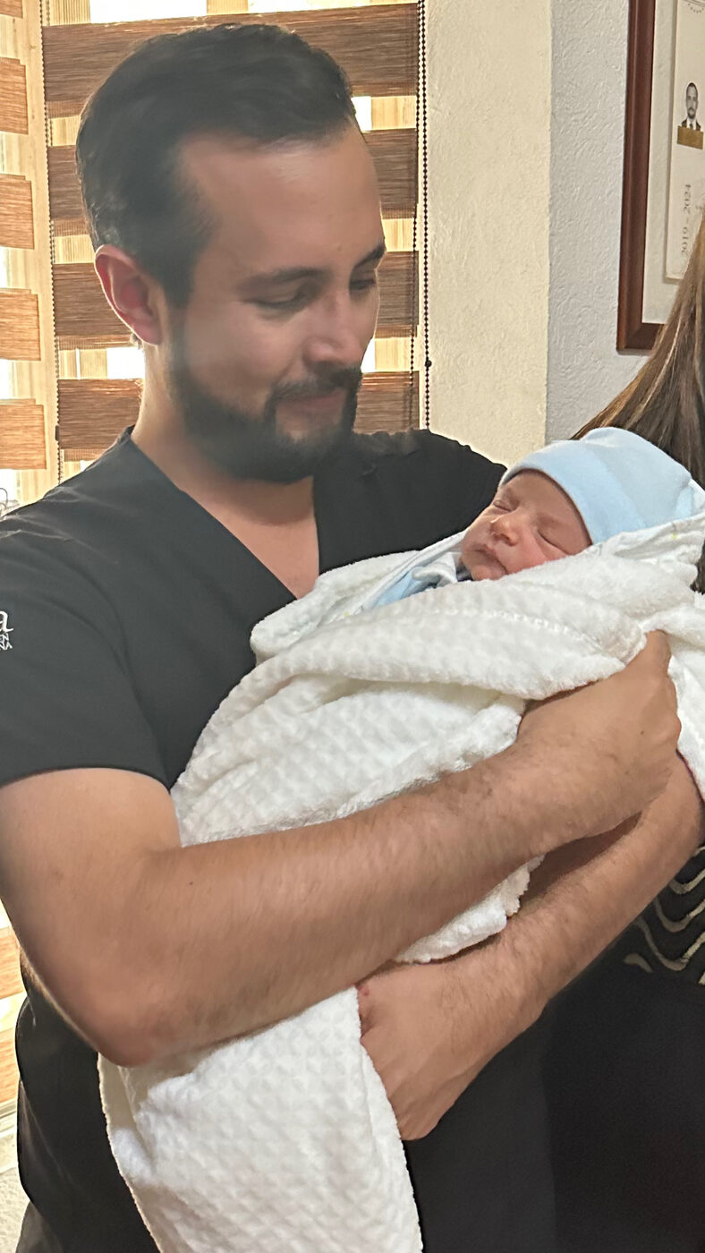 Dr. Aldo Ferriño acompañando a una familia