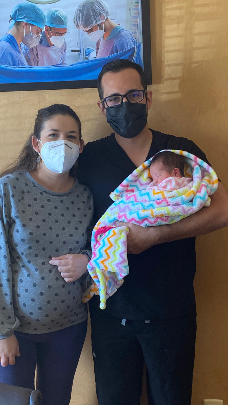 Dr. Aldo Ferriño con una paciente y su recién nacido