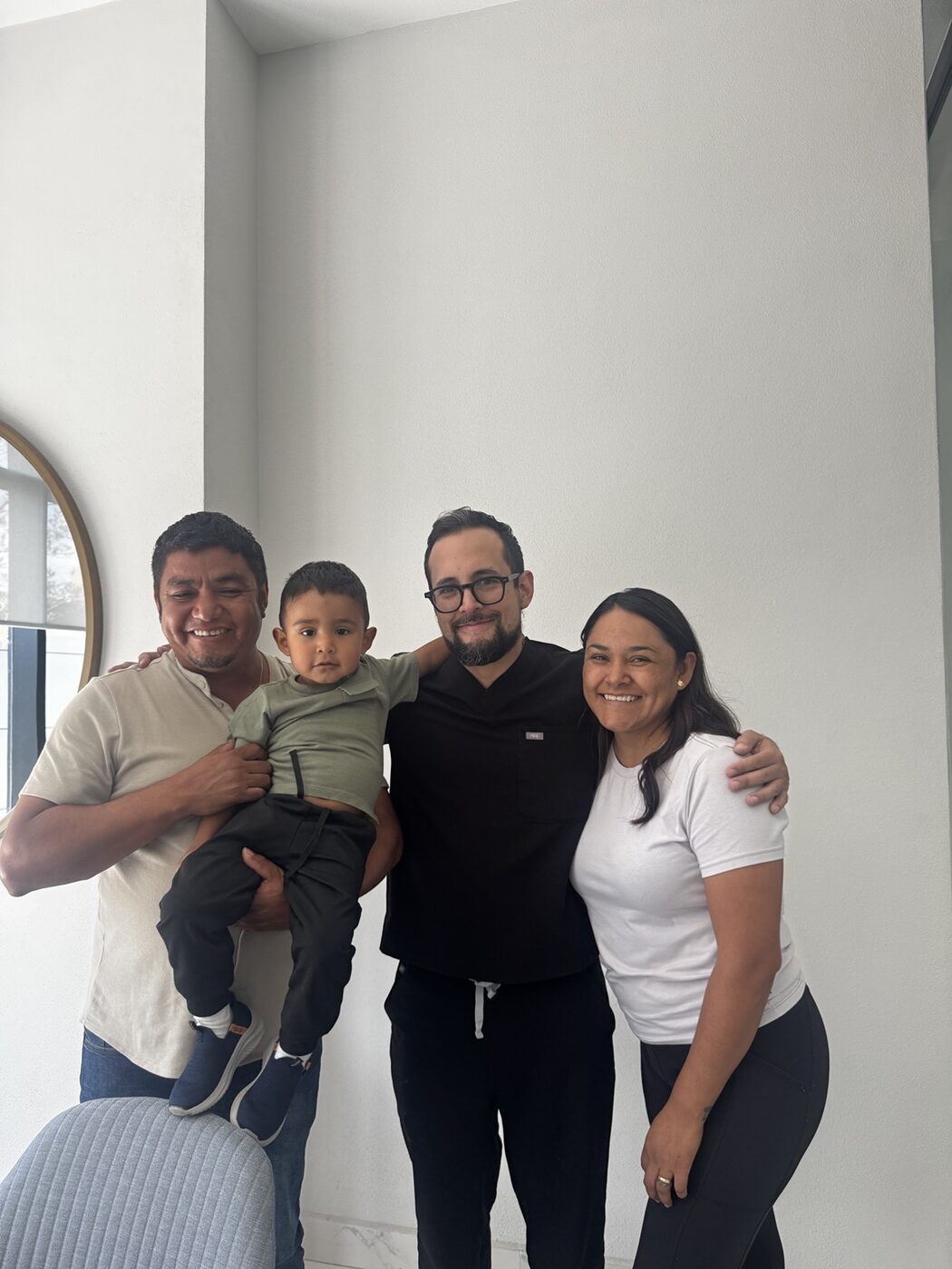 Dr. Aldo Ferriño junto a una familia