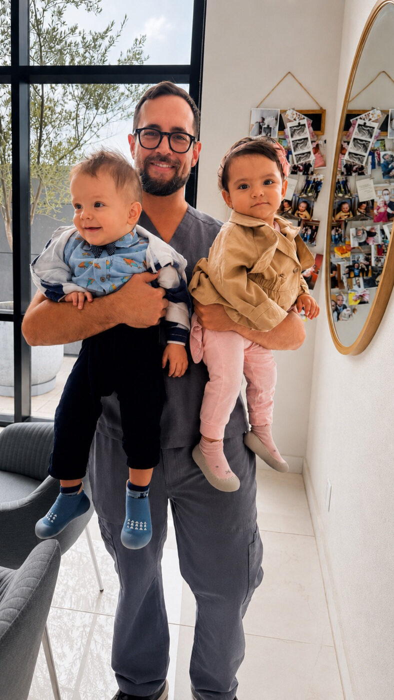 Dr. Aldo Ferriño con dos pequeños pacientes