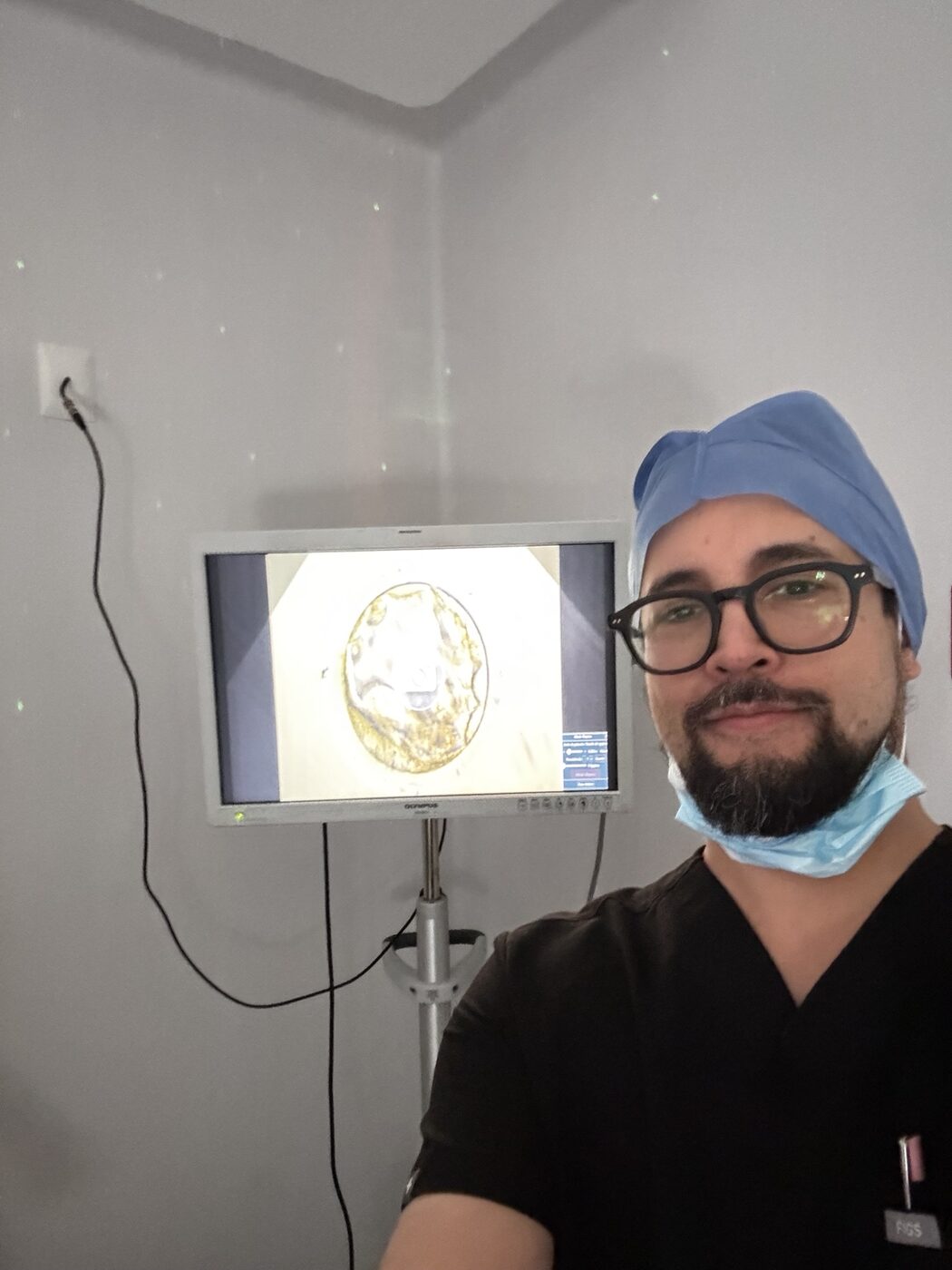 Dr. Aldo Ferriño en el laboratorio de reproducción asistida