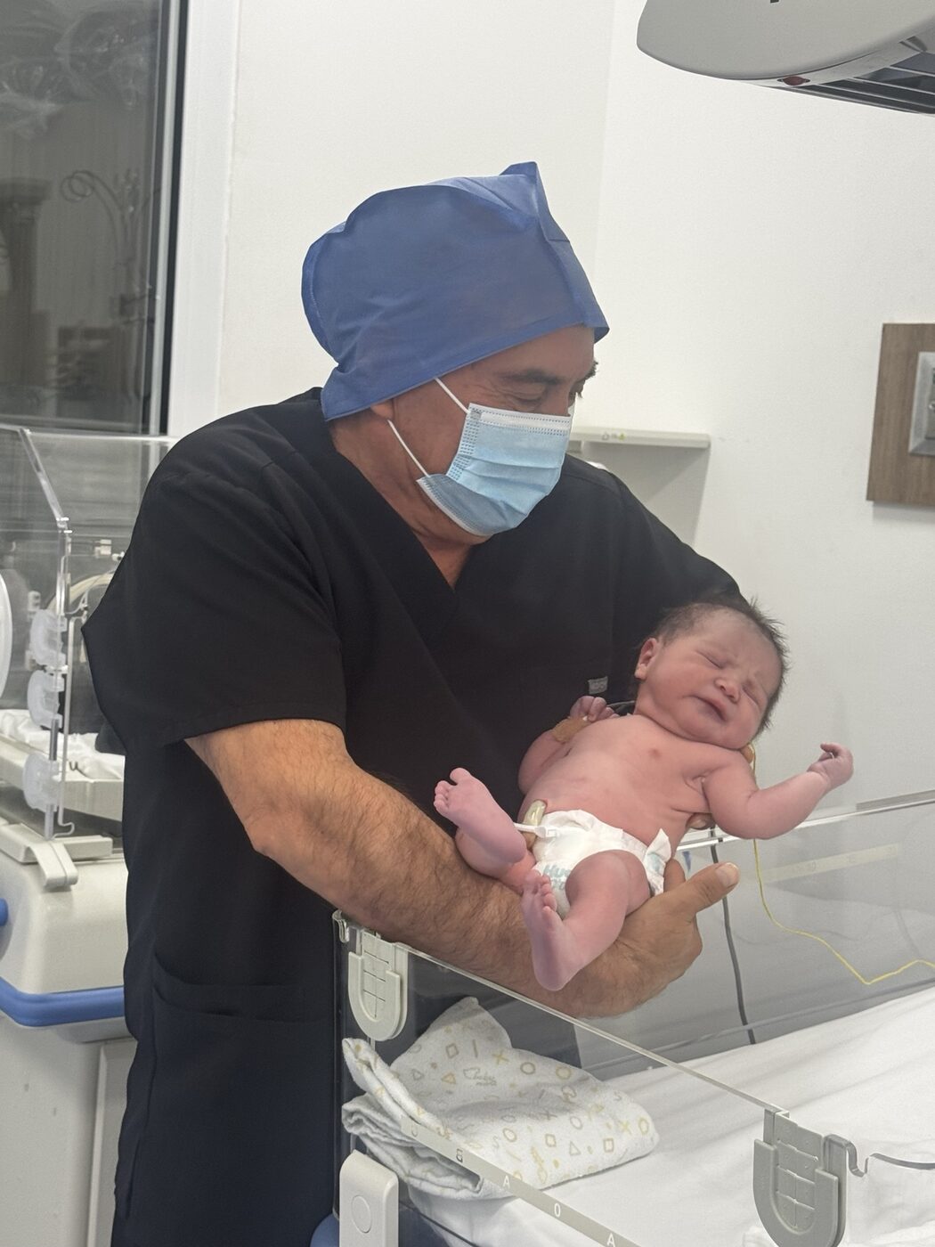 Dr. Aldo Ferriño atendiendo a un recién nacido
